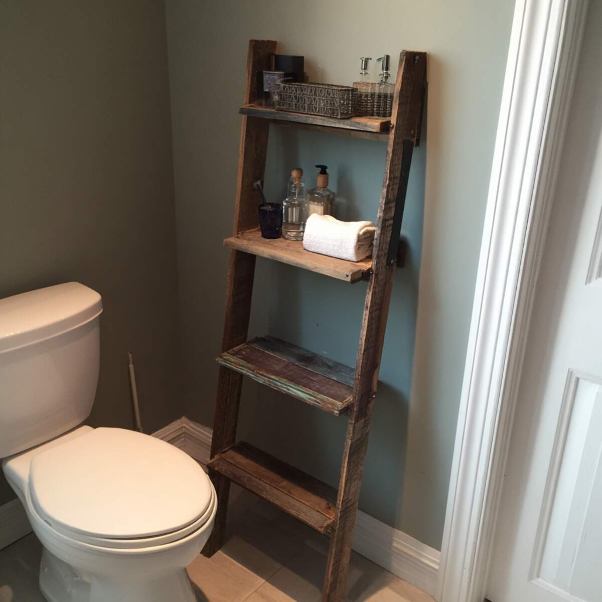 DIY Pallet Wood Ladder Shelf
