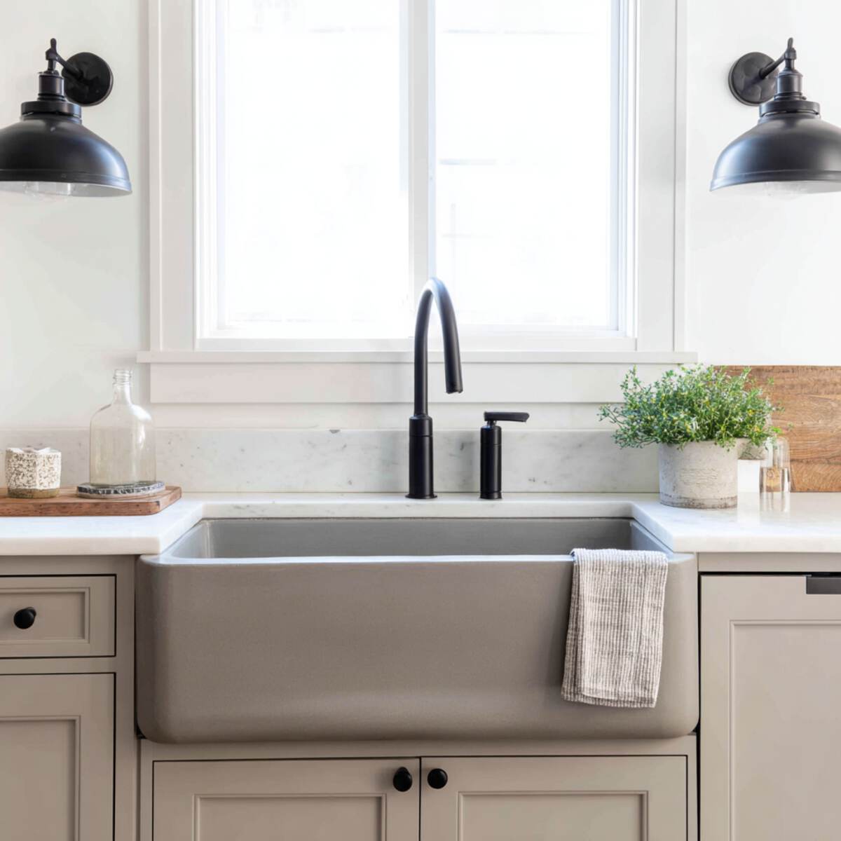 Minimalist Farmhouse Sink with Sleek Matte Fixtures