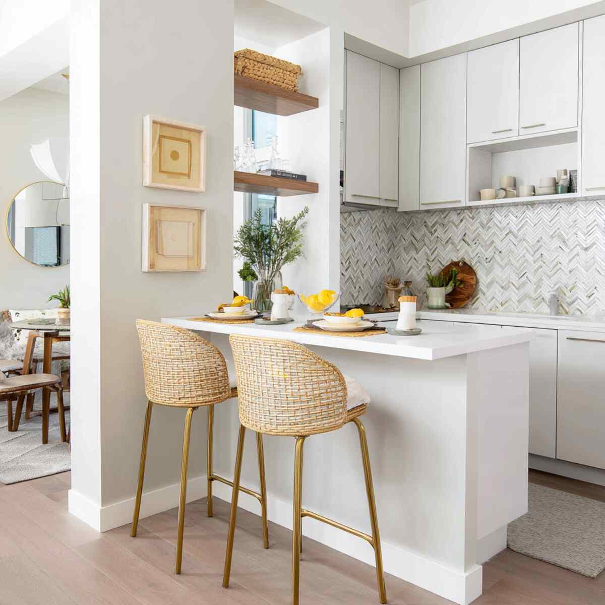 Breakfast bar with stools-resized